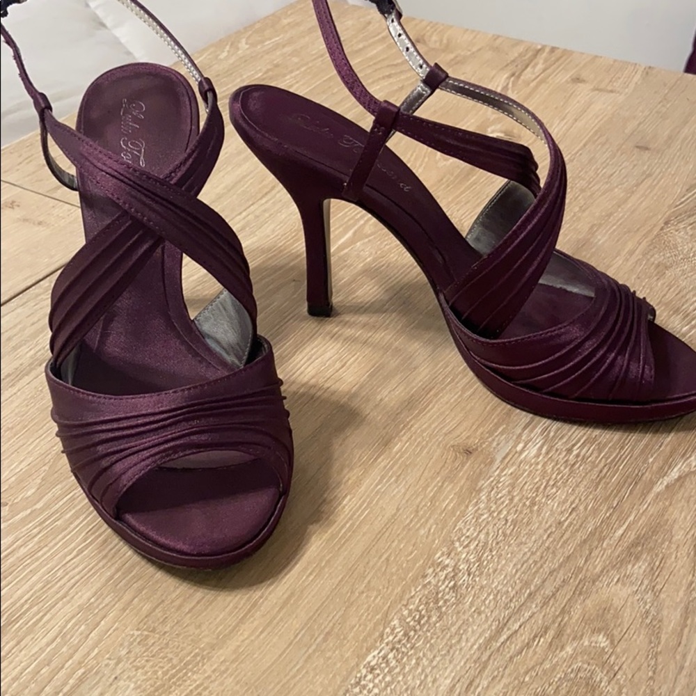 Strapped satin heels in plum